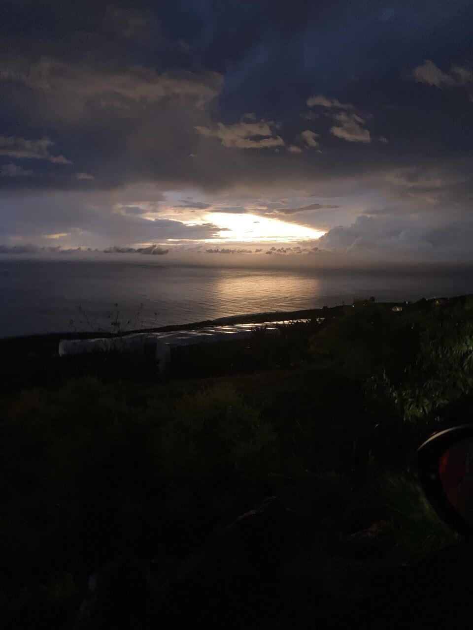 Blaue Stunde über dem Meer, letztes Licht hinter den Wolken