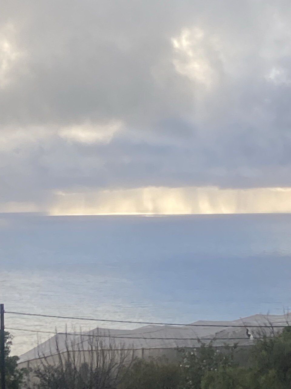 Lichtstimmung mit fallenden Strahlen über dem Meer