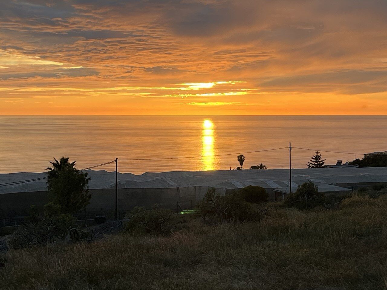 Goldener Sonnenuntergang über dem Atlantik, Sonnenstraße auf dem Wasser